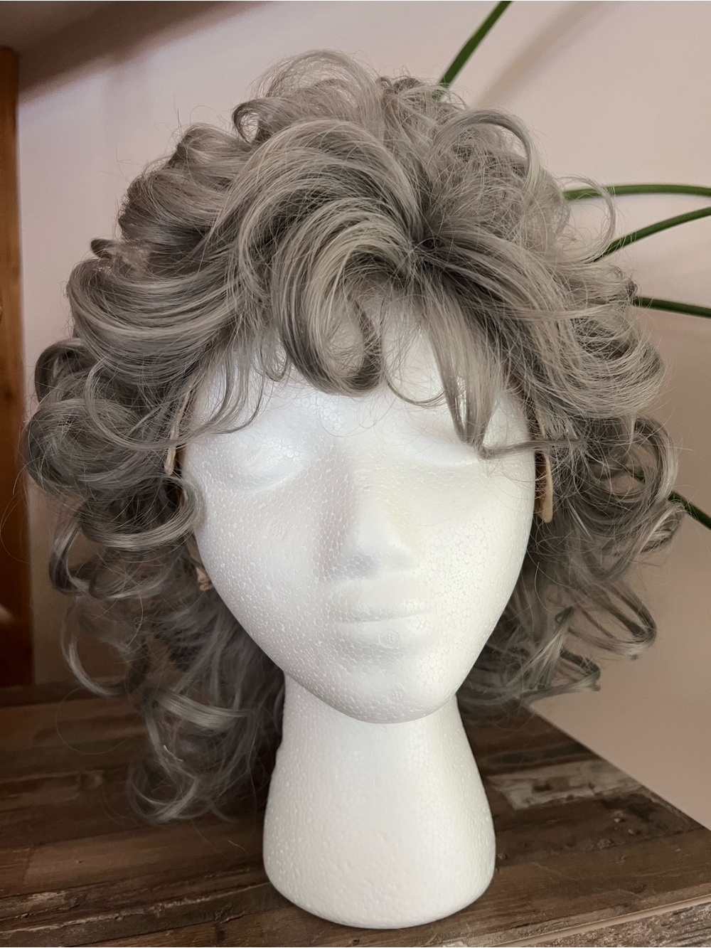 Stylish Short Curly Women's Wig in Silver Gray - Unbranded